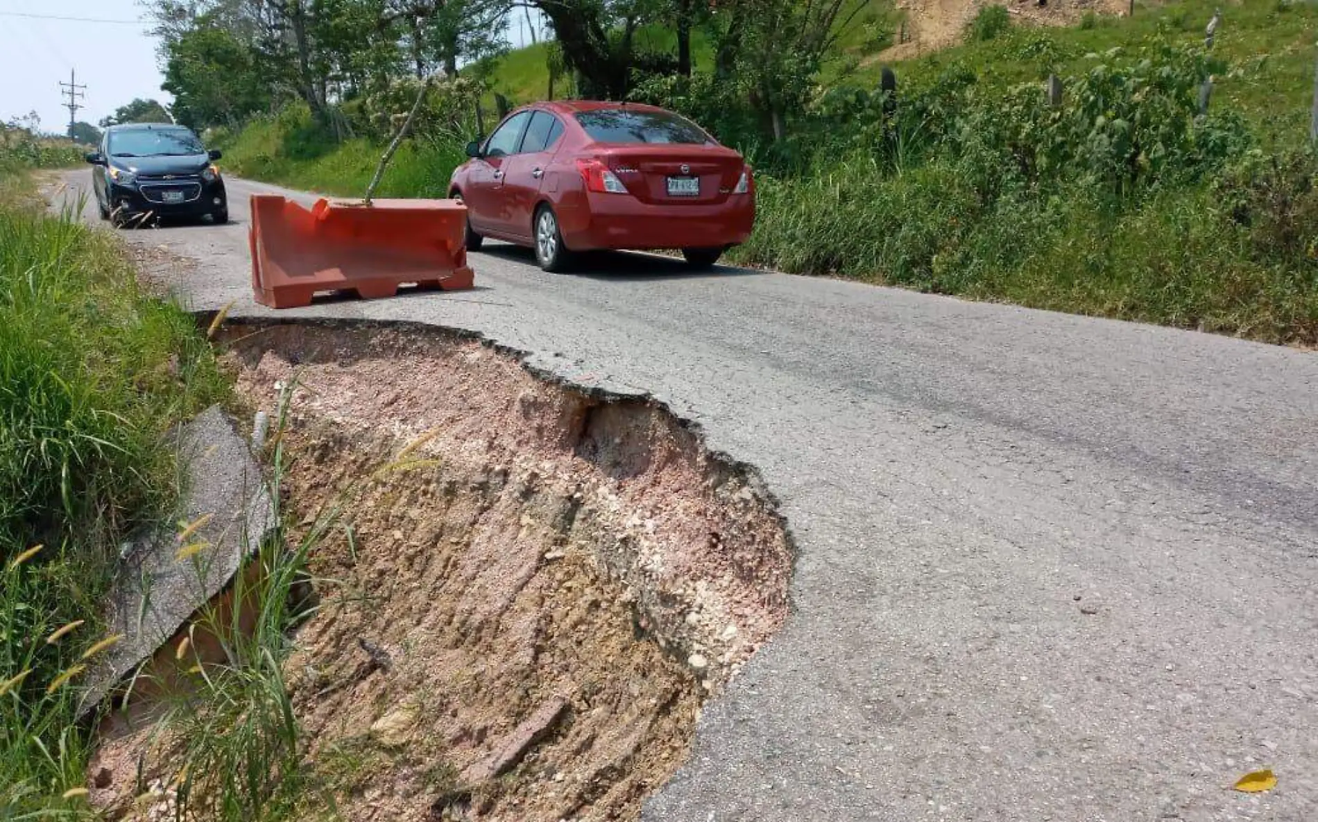 Socavón, peligro, carretera